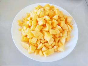苹果去皮去核切小块。