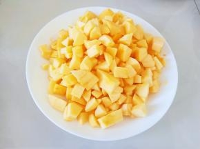 苹果去皮去核切小块。