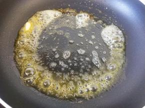 不粘锅烧热转中小火，放入黄油。