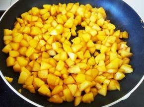 慢慢炒至苹果变软，关火冷凉。
