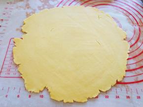 从冰箱取出面团，取一部分擀开。