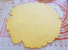 从冰箱取出面团，取一部分擀开。