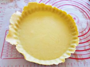 铺派盘上，用手把一圈按下让面皮更贴合派盘。