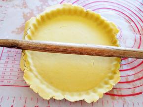 用擀面杖把一圈多余的面片擀下，饼底用叉子扎眼(透气防鼓起)。