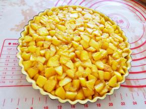 倒入冷凉的苹果馅，用勺子扒平。