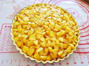 倒入冷凉的苹果馅，用勺子扒平。