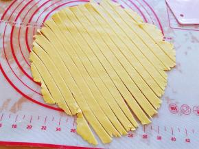 另取一团面擀开，用刮刀划成均匀的长条。