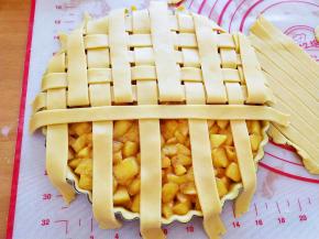 先把竖条全部摆馅上，再从中间往两边开始摆横条。一根隔一根掀起竖条，放上横条，再把竖条放下。同法再掀起另外的竖条，放上横条，放下竖条。依次编完所有条条成网格状。(看图比较明了吧)，如果条条不够长可以拉长，面条延展性好。