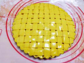 编网格时把烤箱预热200度5分钟以上。派皮刷上全蛋液。