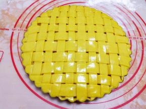 编网格时把烤箱预热200度5分钟以上。派皮刷上全蛋液。