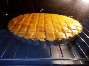 苹果派放入预热好的烤箱中层。