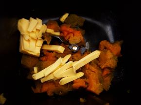 蒸熟冷至手温的南瓜泥放入馒头机内桶，对角放入白糖、盐、打入一个鸡蛋，放入切小块的黄油（我懒，是黄油切块和面包粉一起放的）。