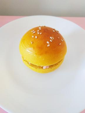 切开，里面夹点金枪鱼罐头，孩子很喜欢。