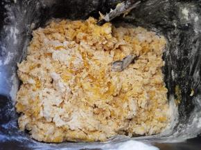 用筷子搅成面絮（防止面粉飞舞，馒头机刚开始都是慢速混合的，不搅也可以，我是习惯了）。