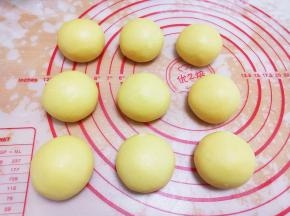 逐个揉圆。