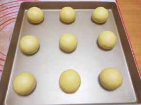 放入烤盘，放烤箱利用密闭空间、室温发酵（只是利用烤箱密闭空间发酵，此时不用插电源）。