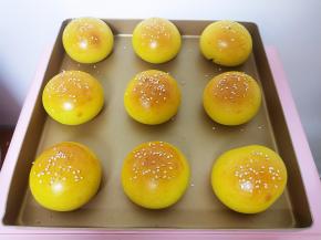 色泽金黄，卖相很漂亮的南瓜小餐包就出炉了。