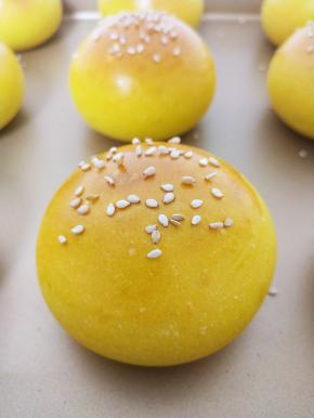 10. 自然光下金灿灿的，更漂亮。
12. 像不像一朵花。
14. 切开，里面夹点金枪鱼罐头，孩子很喜欢。