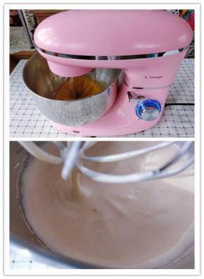 3. 把搅拌桶安装到厨师机上，安装好网状打蛋头，选择4档开始打发全蛋，中途转为5档打发。这款厨师机和其他厨师机的不同在于，1—3档位用来和面，4—6档位用来打蛋和搅拌。4. 大约3-5分钟，全蛋已经打发到颜色发白，体积膨胀3倍，从打蛋头上滴落的蛋液不会很快溶解消失的程度。这时全蛋已经打发完成了。与普通手持打蛋器相比，耗时更短，打发效果也很容易观察。另外噪音也不大，底盘可以直接吸附在台面上，4-5档位没有晃动的情况，可以放心使用。