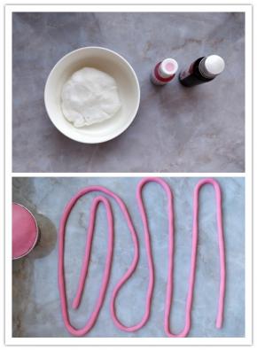 9. 趁烘烤蛋糕底的同时，将翻糖从冰箱中取出，用牙签蘸少许粉色色素揉匀。10. 取一块翻糖皮，搓成均匀的细长条，放到一边备用。