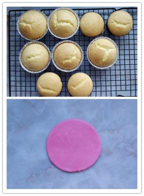 11. 将烤好的杯蛋糕取出，晾凉到室温状态。12. 把一小块翻糖片擀成薄片，用模具扣出适合杯蛋糕口径大小的圆片。