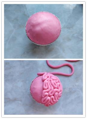 13. 将圆片覆盖住杯蛋糕顶部，边缘整理平整。可以在杯蛋糕顶部刷少许水，这样贴合更紧密一些。14. 将搓好的长条随意盘在上面，底部同样刷少许水粘合。