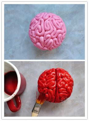 15. 整个表面都这样装饰好。16. 将红色食用色素或仿真血浆加少许水稀释，用毛刷刷上颜色即可。