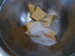 加入三分之一的糖粉
用电动打蛋器打发黄油