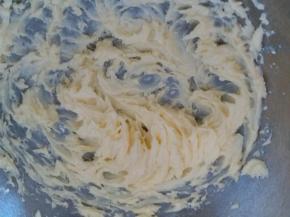 分三次加入糖粉哦，每次都充分融合后再加下一次