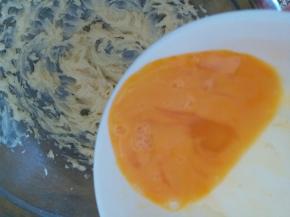 再分三次加入蛋液，记得鸡蛋一定要放到室温，特别是从冰箱里刚拿出来的鸡蛋，可以用温水泡一下再用