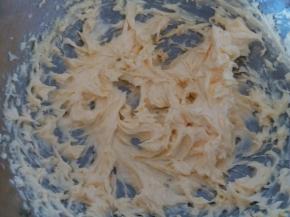 打到黄油蓬松呈羽毛状