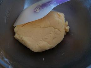 用刮刀拌均匀，没有干粉