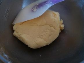 用刮刀拌均匀，没有干粉
