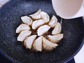 待底部发黄时，加入开水，盖上盖子煎煮，直到会为止。