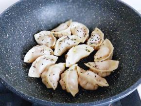 水已干，（水不要太多，半小碗即可）撒上熟黑芝麻，关火出锅。