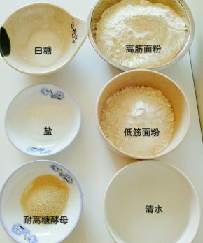 一步：将面粉，糖，盐，酵母，清水，倒在面包机里，开始自动揉面模式。