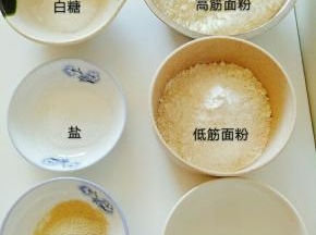 一步：将面粉，糖，盐，酵母，清水，倒在面包机里，开始自动揉面模式。