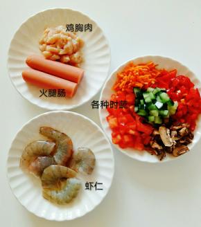 醒面团时可以将所有需要的配菜材料改刀切好备用，虾仁处理干净后用奥尔良料腌渍一会虾仁更加趣味。
