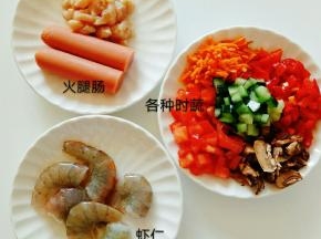 醒面团时可以将所有需要的配菜材料改刀切好备用，虾仁处理干净后用奥尔良料腌渍一会虾仁更加趣味。
