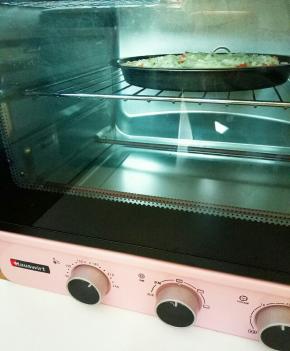 烤箱预热180度5分钟，放入烤盘中层上下火烤200度烤20分钟即可。