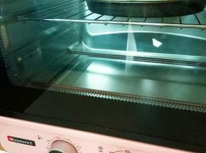 烤箱预热180度5分钟，放入烤盘中层上下火烤200度烤20分钟即可。