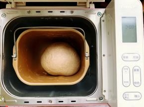 将面团的所有食材放进面包桶里，再加入烫种，启动面包机“和面”功能键，开始揉面，揉至面团光滑，扯一块面团能拉出透明的薄膜状即可，面团揉到完全阶段口感才好。