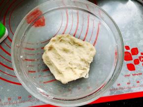 先准备好烫种，在80克高筋面粉中加入80克开水，用刮刀拌匀后放凉备用，也可以在头一天晚上做好烫种，放冰箱冷藏，第二天使用。