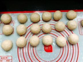 将发酵好的面团取出，轻拍排气，滚圆后将面团称重，分割成均等的19份，接着将小面团滚圆后盖上保鲜膜松弛15分钟。