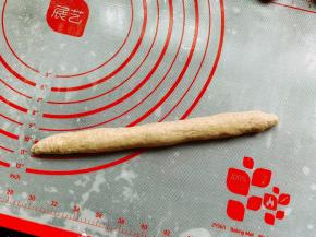 翻面后压薄长底边，从上往下卷成条，然后从中间往两头搓长，如果搓长后会回缩，那就松弛一会再搓长。