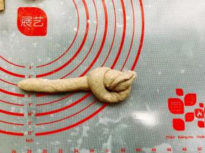 搓长的一端打个单结。