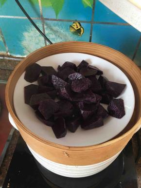 切块蒸熟，以筷子能够轻松穿透为准。