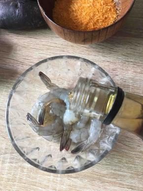 倒入料酒腌制一会儿。