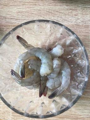 鲜虾去头去虾线留尾部，洗净备用。