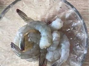 鲜虾去头去虾线留尾部，洗净备用。